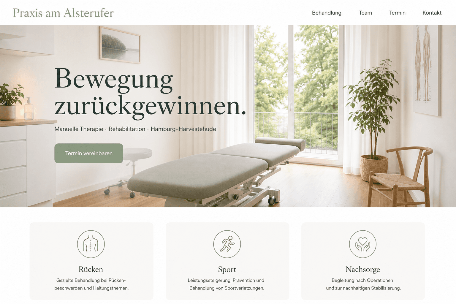 Helle Startseite der Praxis am Alsterufer mit Behandlungsraum und Leistungskarten